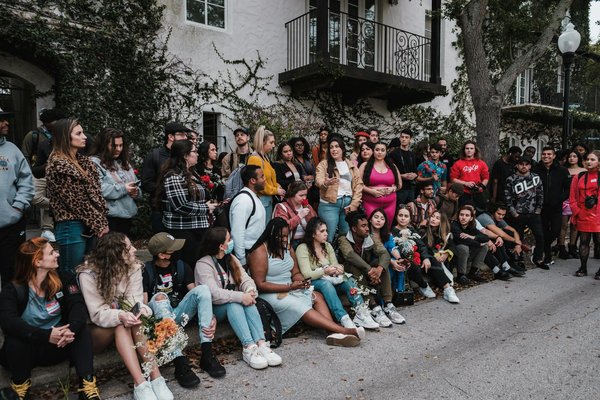 Guida stile: come abbinare con eleganza e comfort le scarpe a tacco blocco per un everyday look