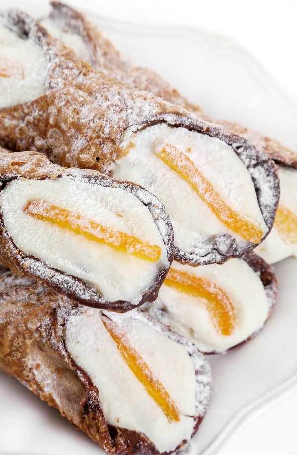 Come realizzare i cannoli siciliani con crema di ricotta e scorza d'arancia?